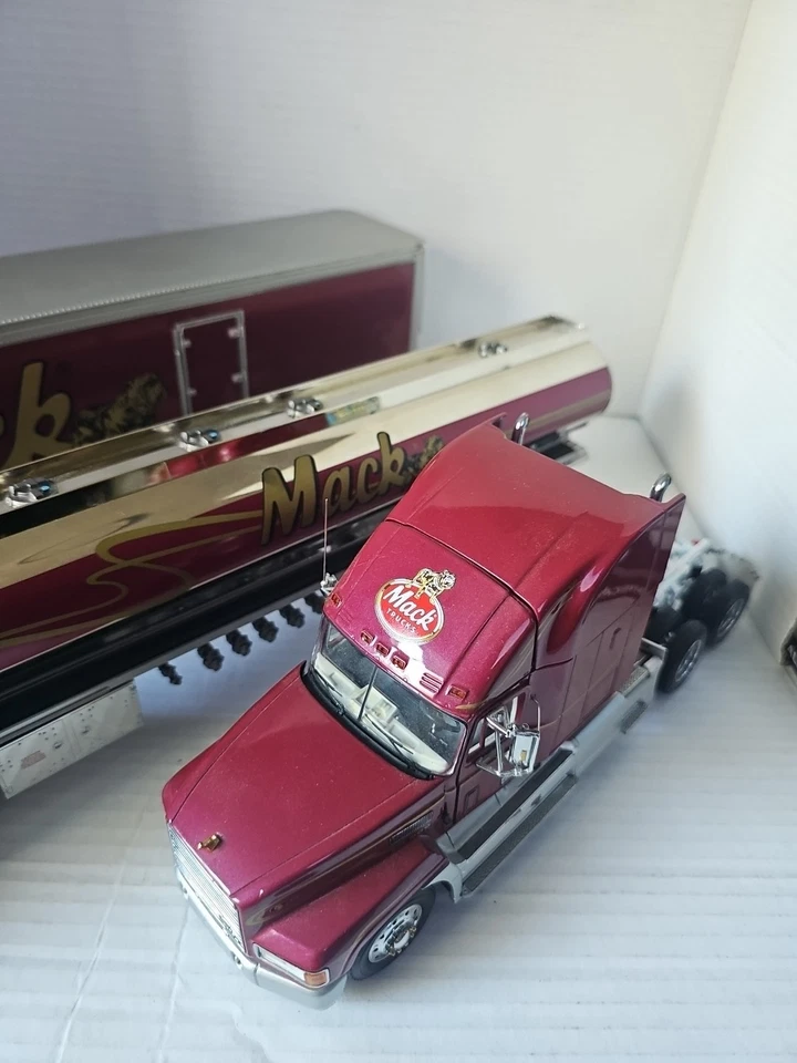 1/32 Scale 1993 Mack Elite With Tanker & Trailer Franklin. See Pictures  - Image 2 of 4