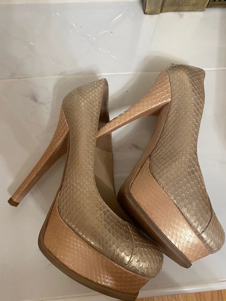 FENDI Beige Python Platform Gold Textured Snakeskin Heels Size 40 - Imagem 3 de 4