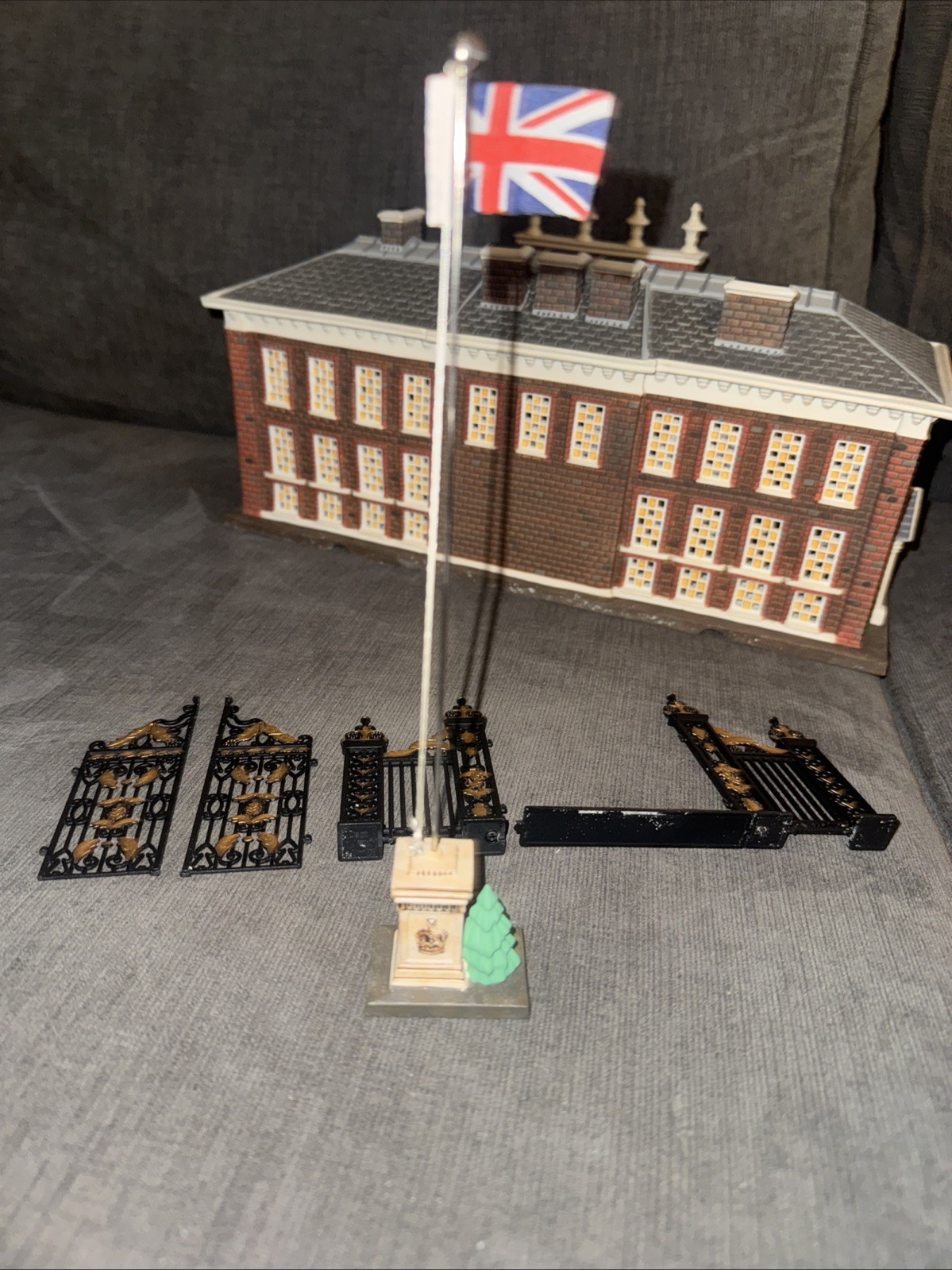 Dept 56 KENSINGTON PALACE 14" Illuminated House Dickens Village 58309 in Box