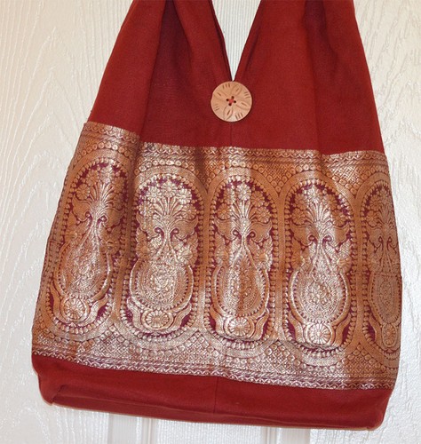 Bolso de hombro de algodón hecho a mano con diseño de brocado en color rojo - Imagen 3 de 5