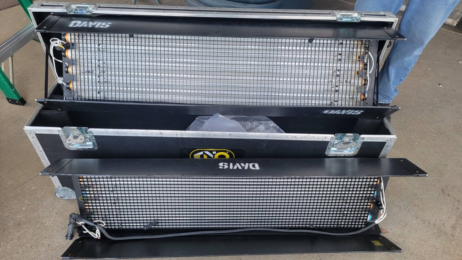 Kino Flo Gaffer Select 4Bank 2 Light Kit - 2X 4' 4X LIGHT KIT w/ CASE