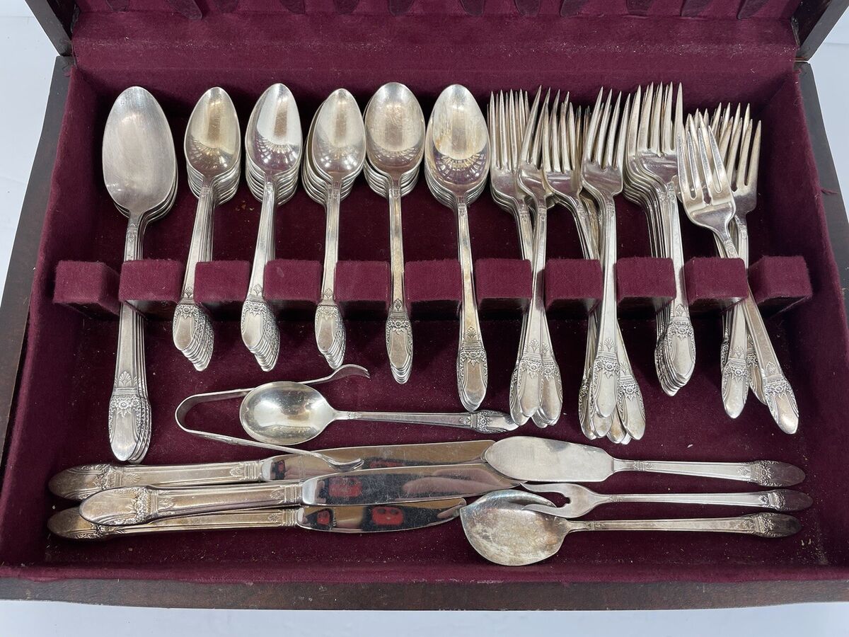 1940s First Love Silverplate 113 piece Set Chest 1847 Rogers 1940s First Love Silverplate 113 piece Set Chest 1847 Rogers