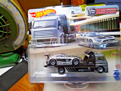 Hot Wheels Team Transport '16 Mercedes-AMG GT3 & Fleet Street with Real Riders