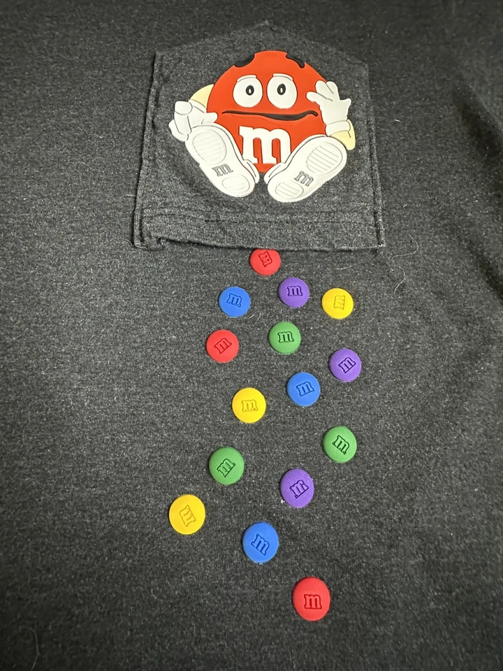 Camiseta NES M&M’s Derramada Del Bolsillo 3D Muy Única Rara Mediana Foto 2 de 4