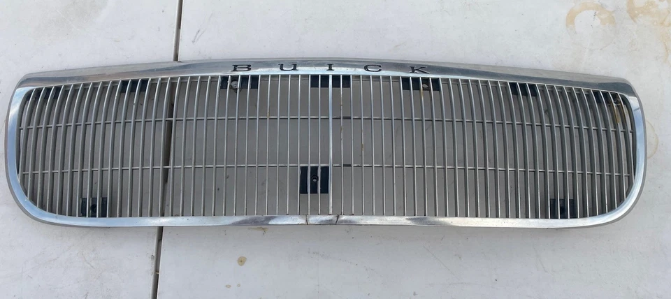 1991-1996 Buick Roadmaster Estate apenas grade OEM grade 91-96 manchada - Imagem 2 de 4