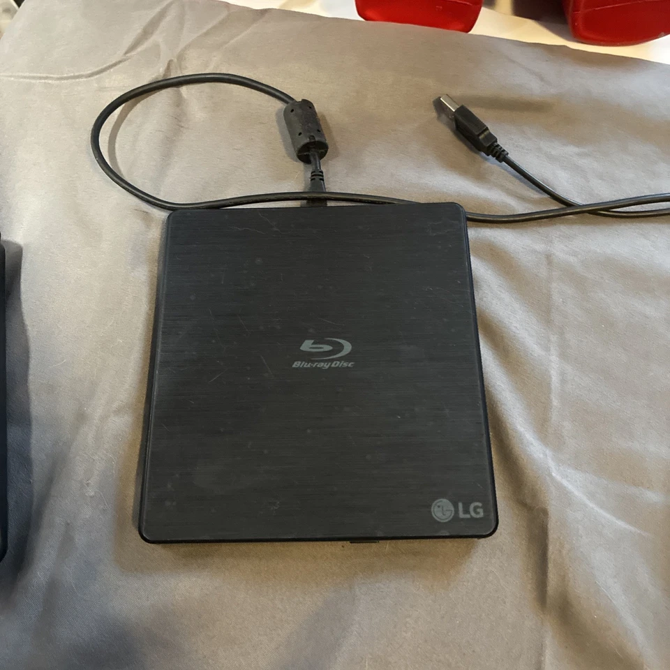 Grabadora Blu-ray portátil LG ultra delgada BP50NB40 negra Foto 4 de 4