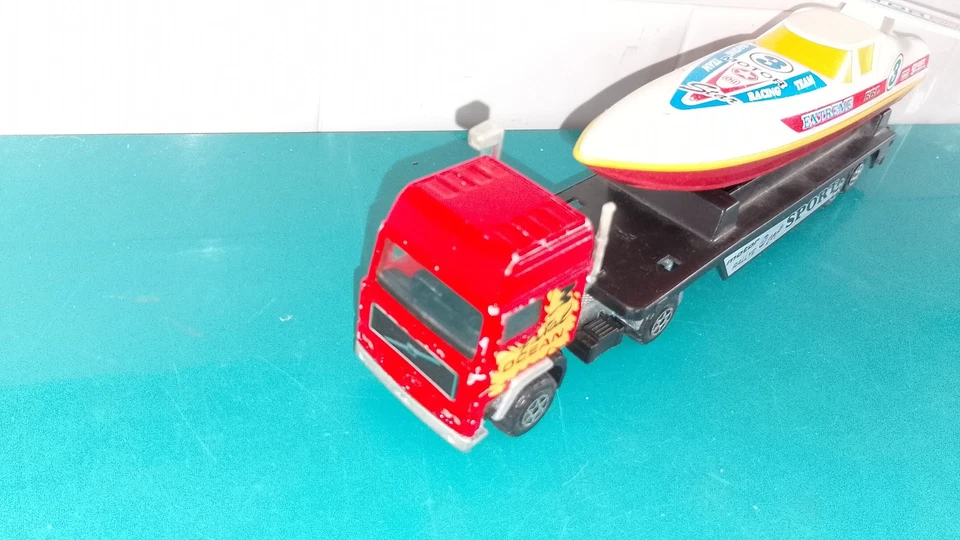 270725 miniature camion Majorette volvo 1/60 transport bateau fatal ocean course - Photo 2/4