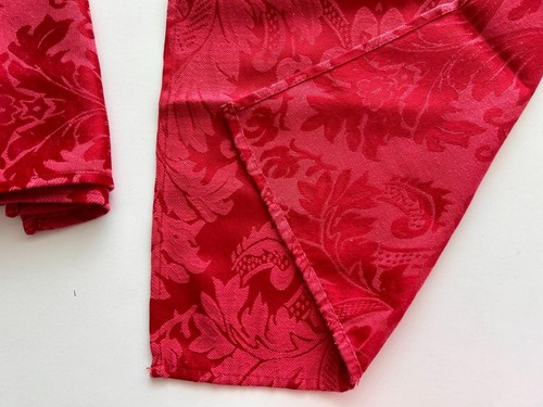 Lot 4 napkins 14 x 15 red damask subtle floral pattern - Picture 4 of 4