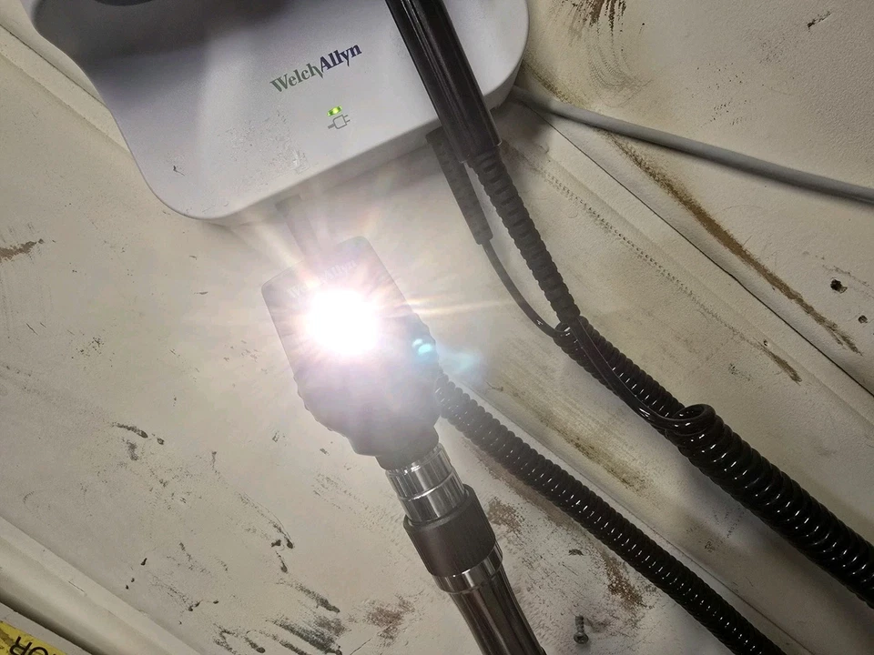 Sistema de otoscopio de montaje en pared Welch Allyn 777 con cabezales 11720 y 23810 funcionando Foto 4 de 4