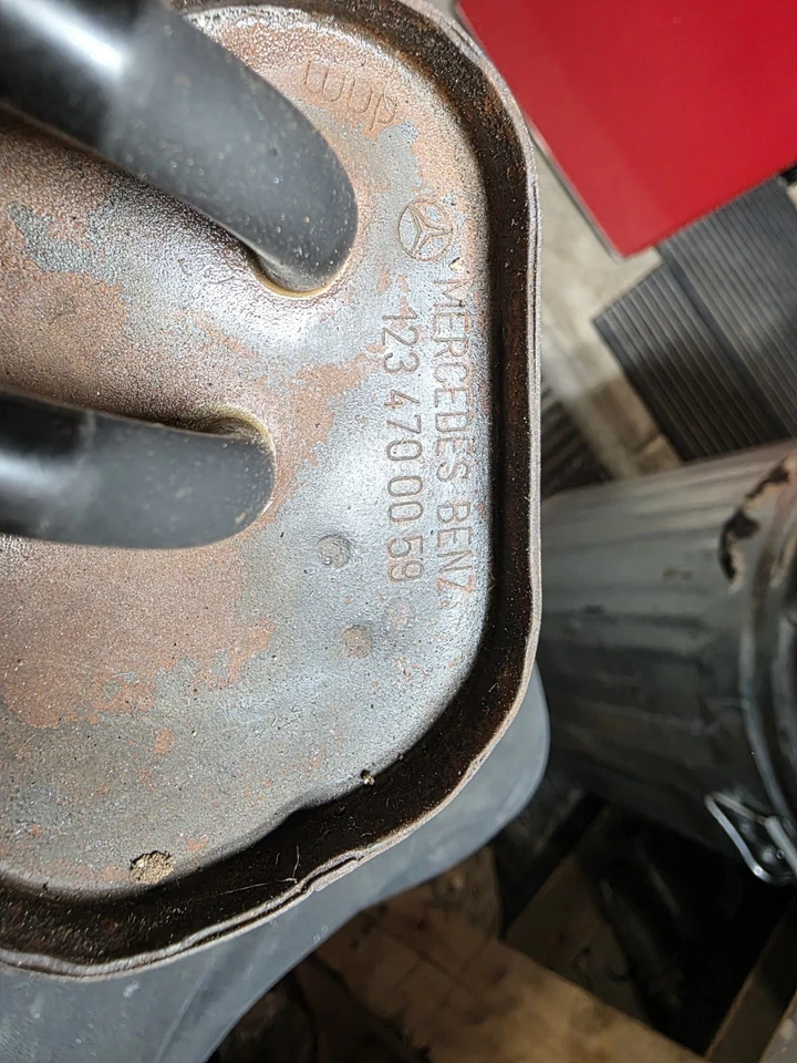 1981-1985 Mercedes-Benz 380SL vasilha de vapor de combustível carvão fabricante de equipamento original 123 470 02 59 - Imagem 2 de 4