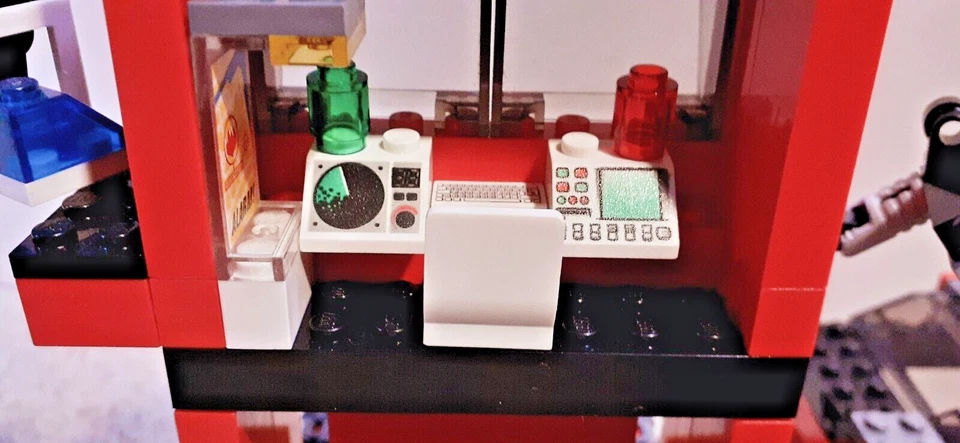 LEGO VINTAGE SET 7240 FIRE STATION UNBOXED WITHOUT INSTRUCTIONS - image 4 of 4