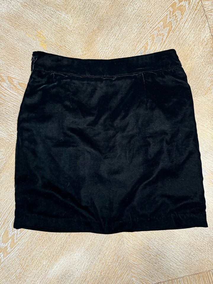 Gap velvet mini skirt pockets size 8 Black Waist 34” length 19” lined
