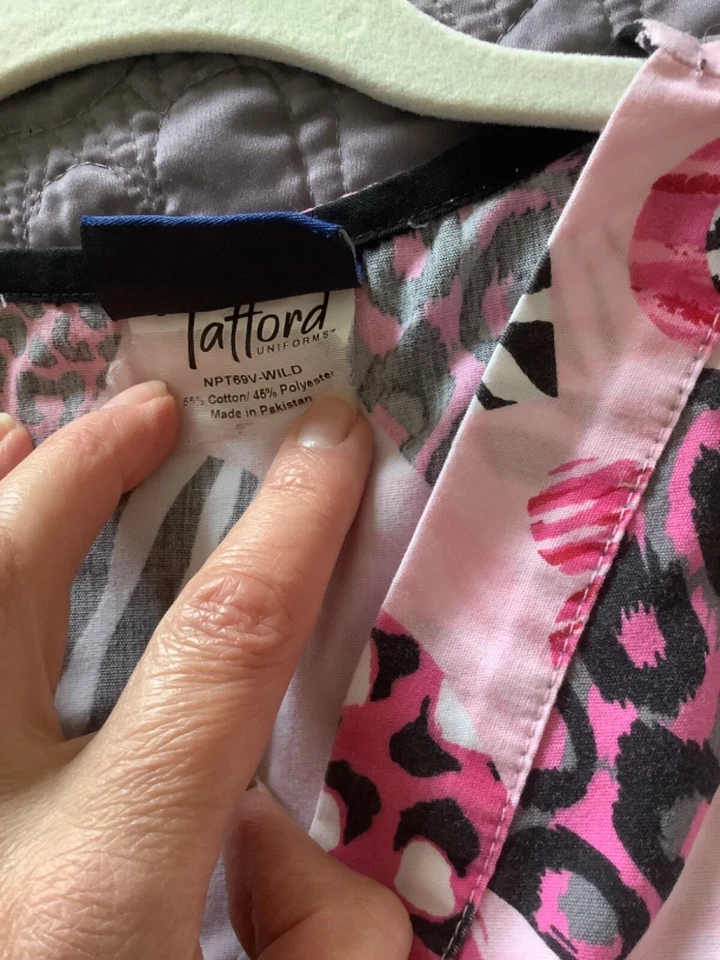 TAFFORD Scrub Top Womens Valentine Hearts Animal Print Hearts Pink Black XS-SM - Image 3 of 4