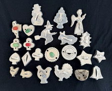 Krajalnice do ciastek vintage z zielonymi i czerwonymi drewnianymi gałkami garnitury świąteczna partia 23 szt.