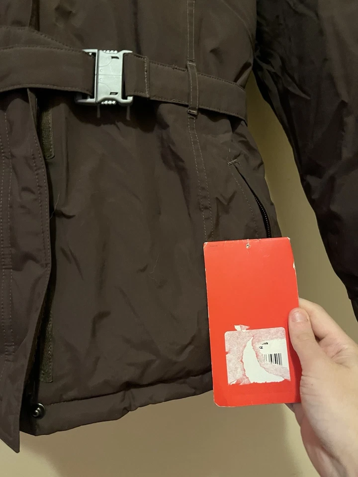 Chaqueta de plumón North Face XL para niña nueva con etiquetas capucha de piel marrón Foto 2 de 4