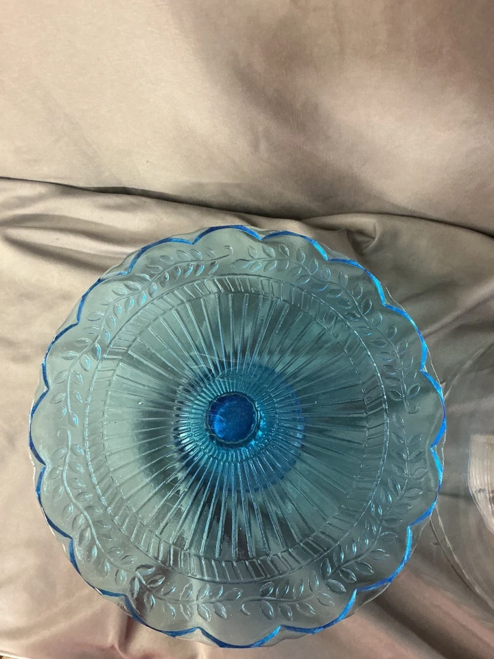 Hermoso soporte decorativo para pasteles de 12" con tapa de cúpula grabada Foto 4 de 4