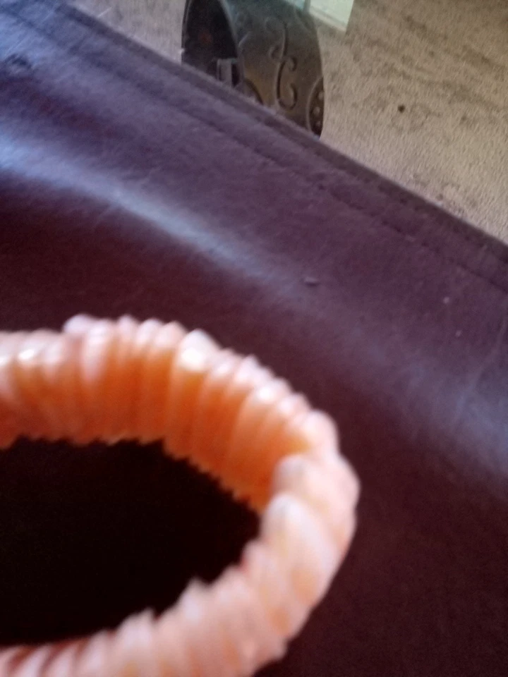 Pulsera elástica de 8 pulgadas color naranja/salmón con concha de madreperla Foto 3 de 4