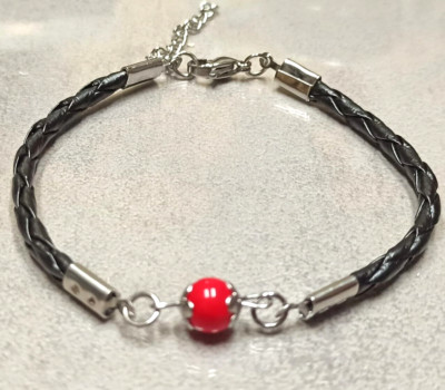 HANDGEFERTIGTES KUNSTLEDERGEFLECHT ARMBAND MIT ''AUF KOKOSNUSS'' AUS KORALLE