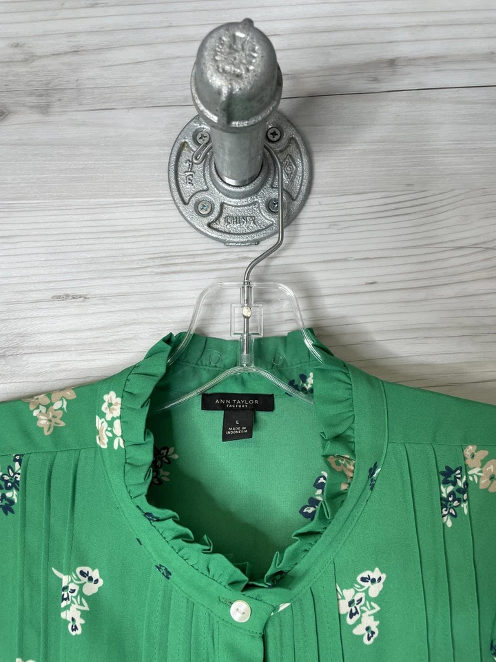 Blusa Ann Taylor Factory para mujer grande verde floral cuello con volantes sin mangas Foto 2 de 4