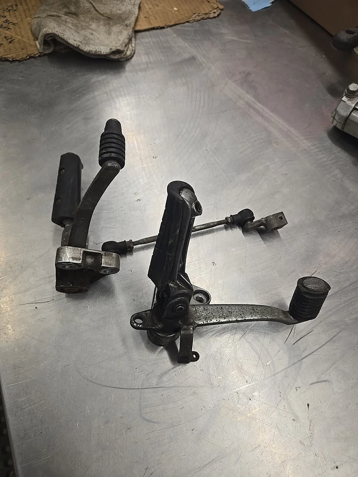 Conjunto de pinos dianteiros esquerdo direito Yamaha FZR600 Genesis, final dos anos 80 início dos anos 90 - Imagem 2 de 4