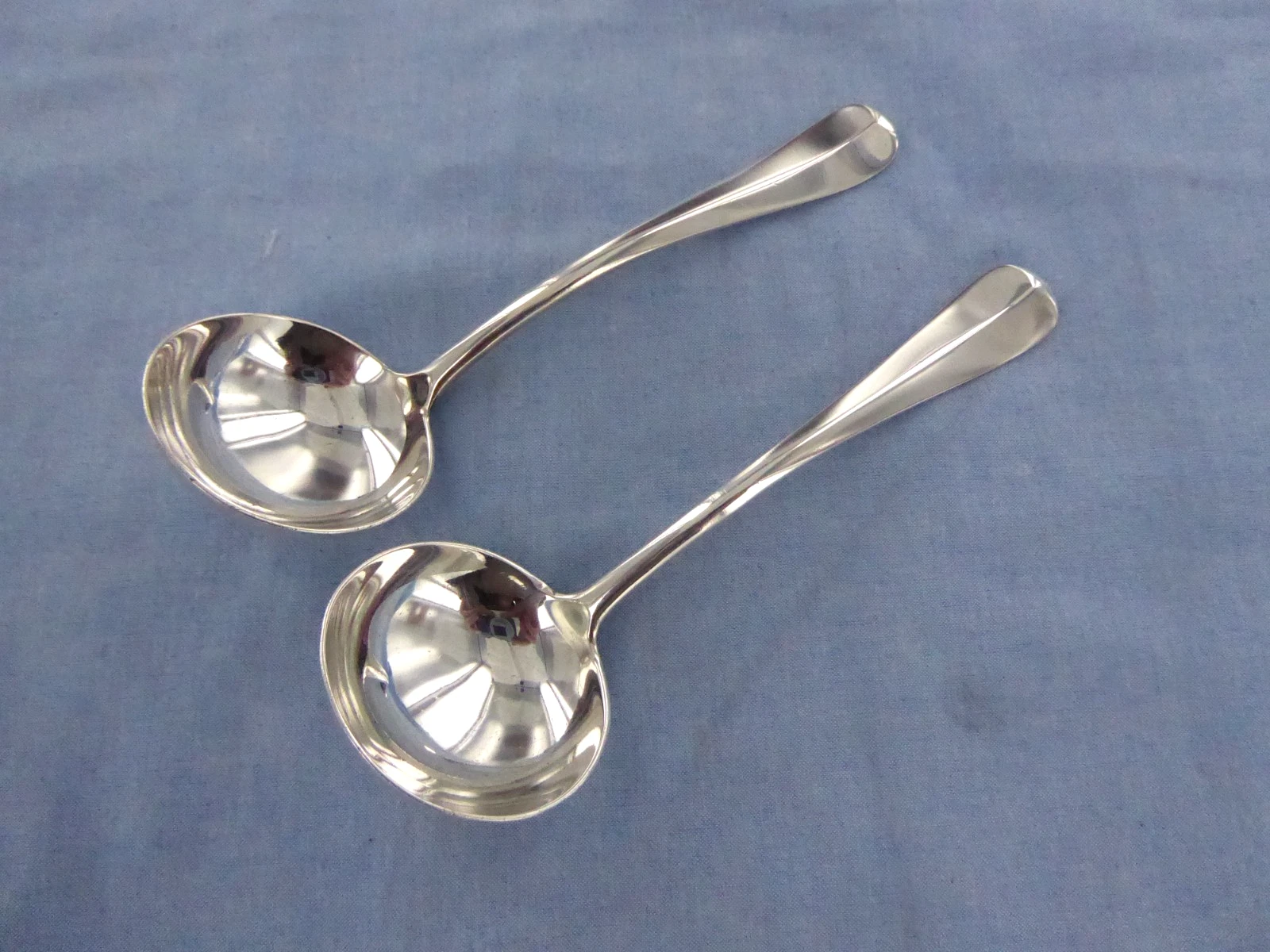 A VINTAGE PAIR OF STERLING SILVER O/E RAT TAIL SAUCE LADLES .LONDON 1933.
Opens in a new window or t