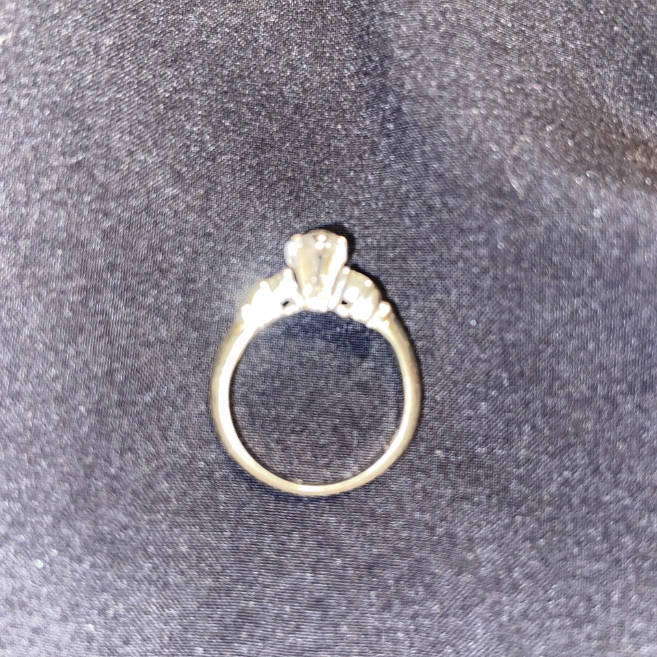 Помолвочное кольцо с бриллиантом 1 карат 3 камня белое золото размер 6 шатер  - Изображение 2 из 4