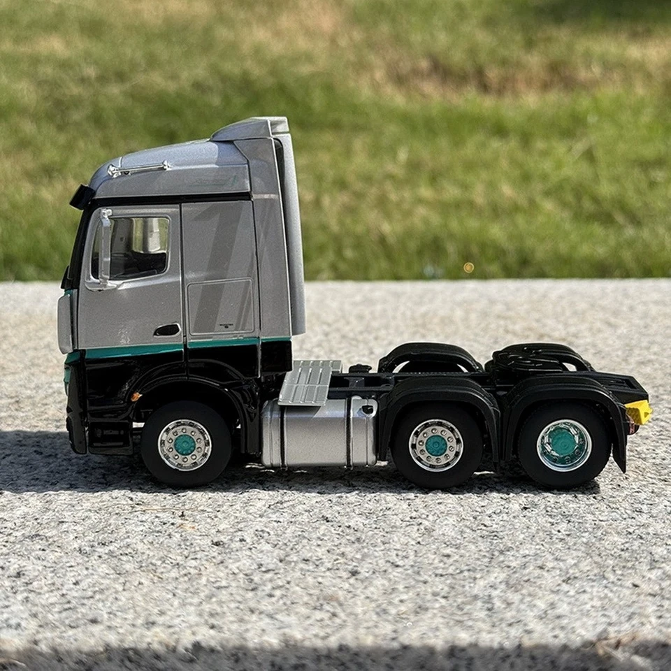 1/50 Mercedes-Benz Actros Streamspace 6x2 Silver Diecast model Toy NIB - Image 3 of 4