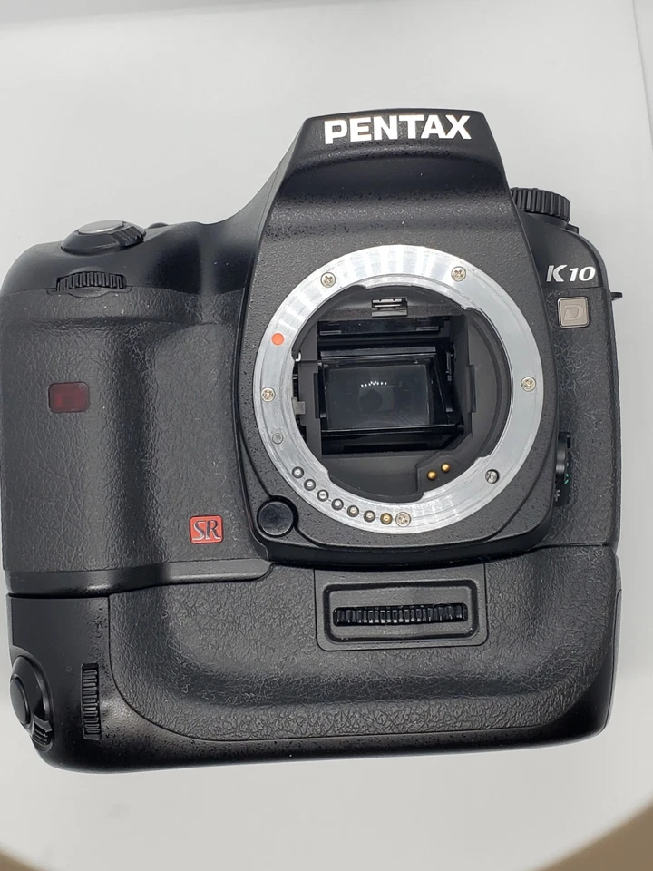PENTAX Pentax K K10D - w/Grip, Three Batteries, SD - Image 2 of 4