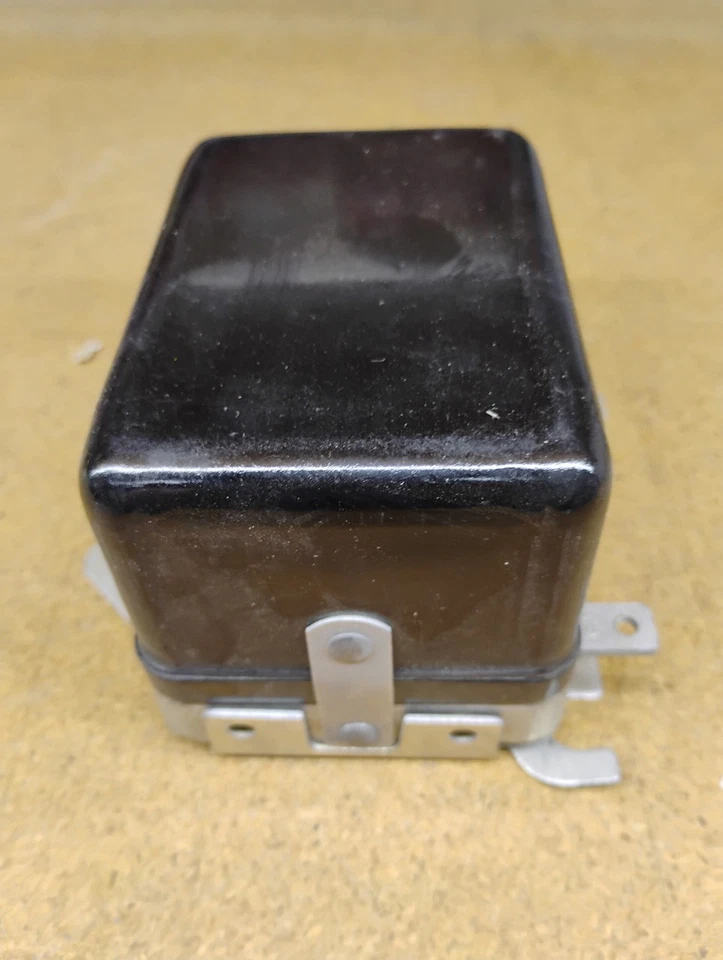 Regulador de voltaje Hudson 1940-48 con relé recortado NORS hecho en EE. UU. Foto 3 de 4