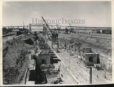 1965 Press Photo Construction of lock walls by St. Lawrence Seaway - mjx97032