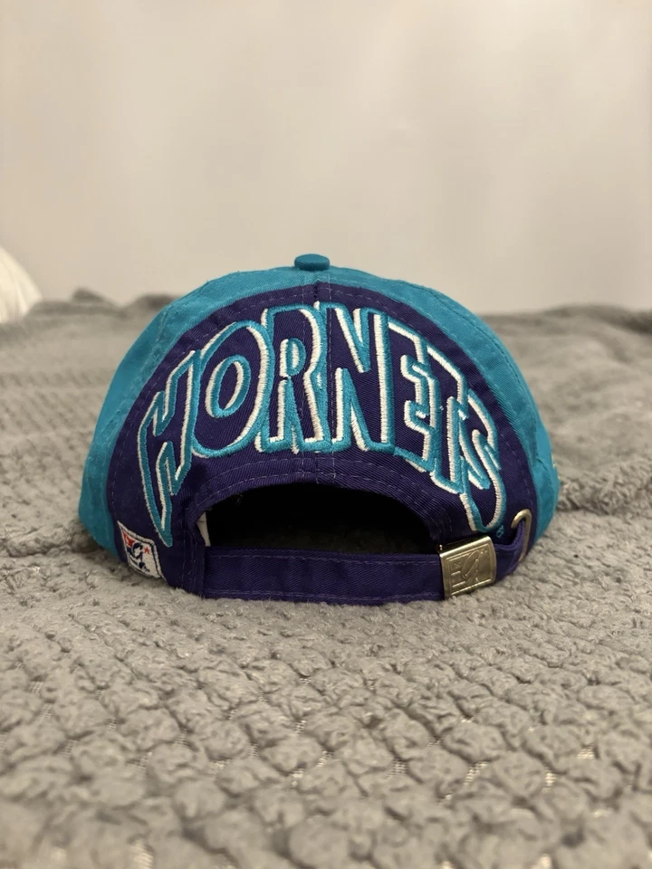 Sombrero de colección años 90 Charlotte Hornets edición limitada #3662/5000 Foto 3 de 4