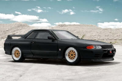 Nissan Skyline GT-R (R32) (mattschwarz), Maßstab 1:64 von Inno64