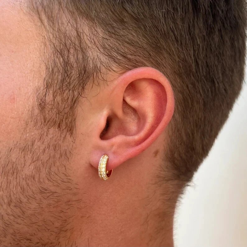 Pendientes tipo argolla Huggie gruesos de diamantes creados de 1,70 quilates de oro amarillo de 14 quilates más de 925 Foto 4 de 4