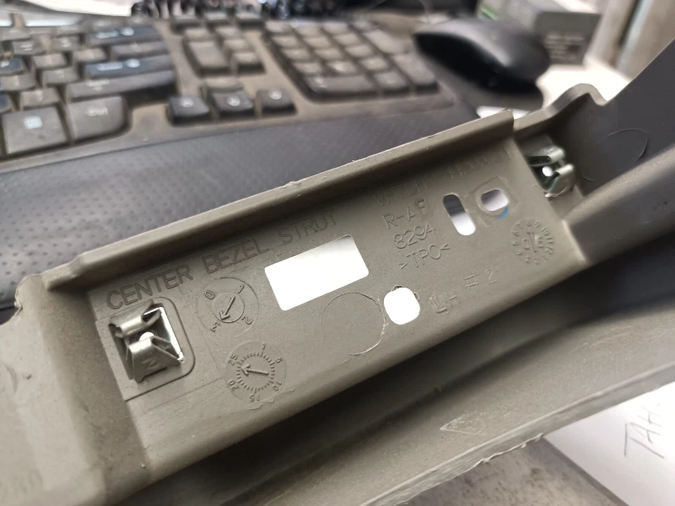 Jeep Wrangler 2008 bisel central izquierdo puntal P/N VP7DHX-4420A100 Foto 4 de 4