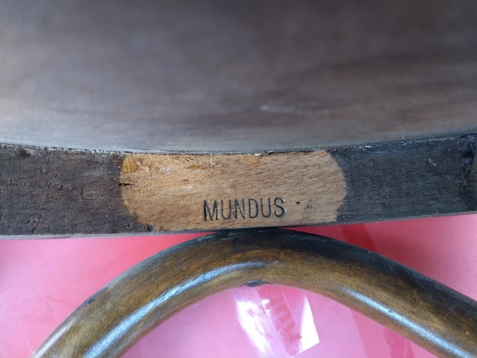 Silla muy única hecha en Polonia. Marco de caña de madera y asiento redondo. Talla mediana Foto 2 de 4