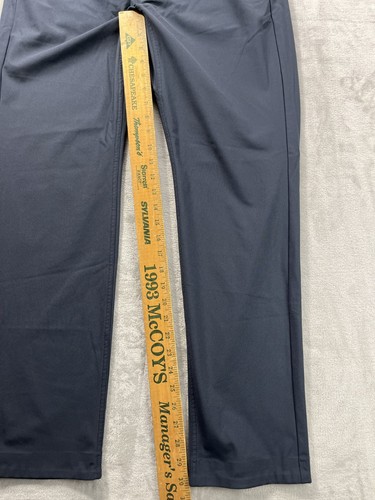 Pantalón chino elástico Bylt Everyday para hombre grande 30" entrepierna azul marino rendimiento - Imagen 8 de 8