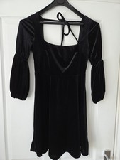 Boohoo BNWT Back velvet  puff sleeve skater dress Size 10 Stunning Party Dress..