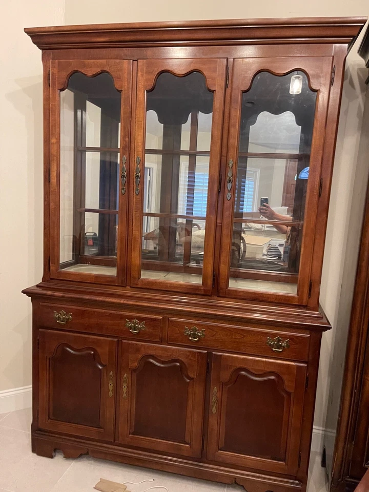 Vintage Thomasville Winston Court Dining Table, 6 Chairs, China Cabinet & Buffet - Image 4 of 4