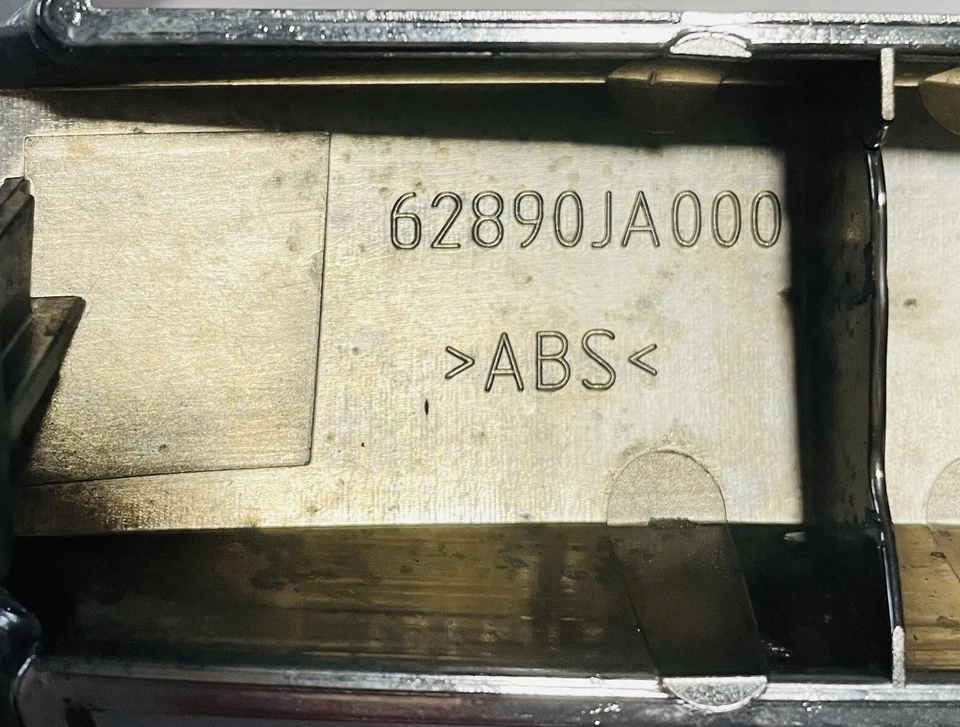 Nissan Altima 2007-2013 emblema de parrilla delantera 62890-JA000 Foto 4 de 4