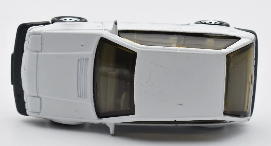 Matchbox Superfast Volvo 480 ES bianco. Cerchi a 8 fori. Piastra di base Macao - Immagine 3 di 4