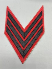 Chevron Pakistan Havildar (Sergent) avec trois rayures noires sur rouge.