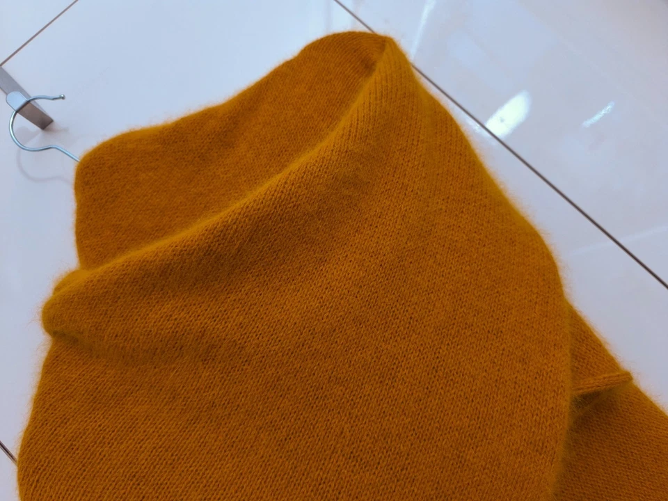 Beautiful hand- knitted pumpkin big scarf, 80% angora, Italy 🧡🍂🎃 - Image 2 of 4