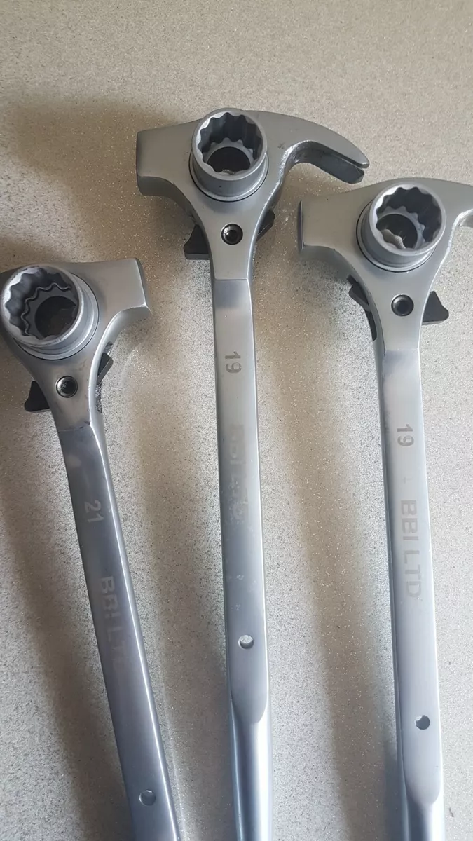 Ratcheting pry bar outlet