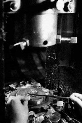 Die geschickten Hände Arbeiter Assistent Arbeitsmaschine Prägung Münzen Royal M - 4x6 Foto