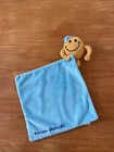 Doudou plat Monsieur Chatouille bleu jaune chapeau Monsieur Madame Mouchoir