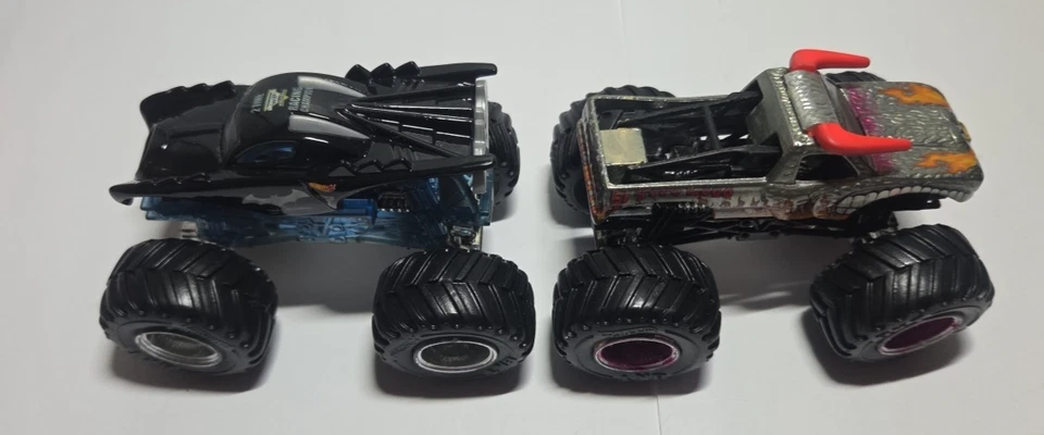 Lote de 8 Monster Jam Trucks Grave Digger Jurassic Attack Batimóvil Max D Titan Foto 3 de 4