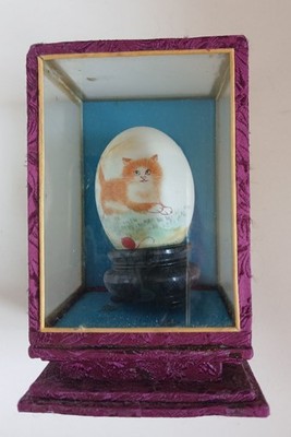 Vintage chinesische signierte handbemalte Ei Katze Motiv in Vitrine Volkskunst