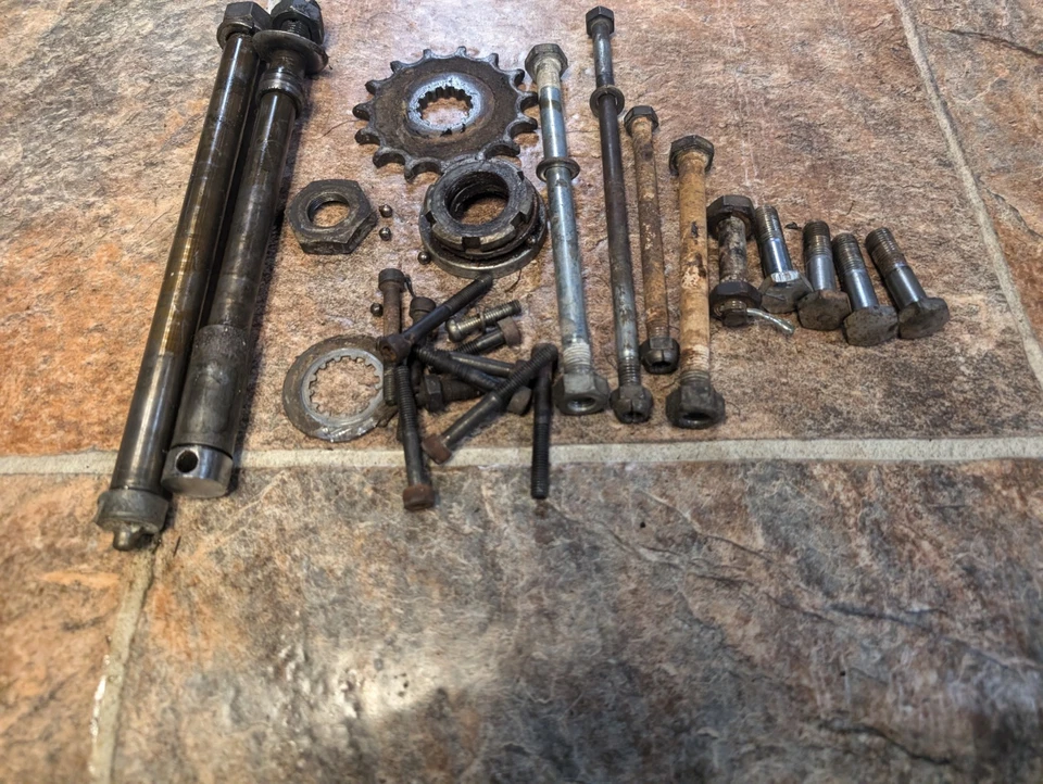 Yamaha RT1 360 Enduro Tornillo Eje Motor Montaje Pernos Piñón Lote Foto 4 de 4