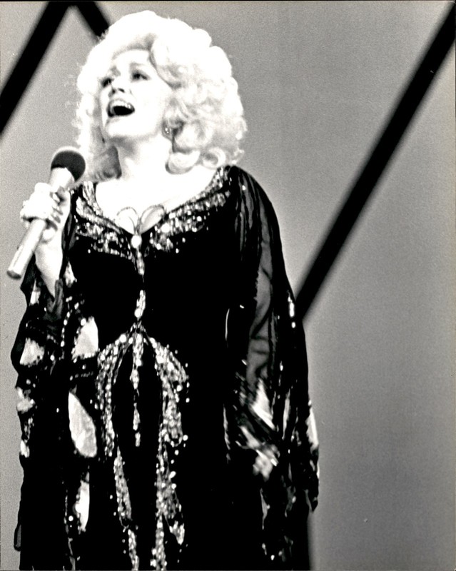 LMPE40 Original Photo DOLLY PARTON IN 1970s BOB MACKIE DESIGNED BUTTERFLY DRESS