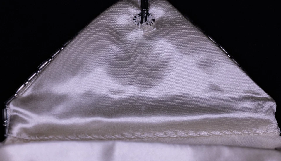 Godey’s 1861 Reproducción Cuentas a Mano-Crema Satén con Cuentas de Plata-Nuevo Foto 3 de 3